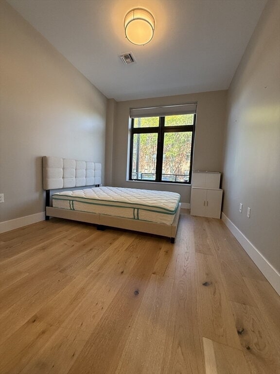 Building Photo - "Charming 1-Bed Boston Retreat with Granite Touches, Cozy Fireplace & Hardwood Elegance!"