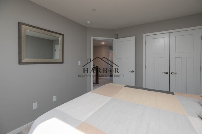Building Photo - Contemporary 3 Bedroom Towhome in NW Roche...