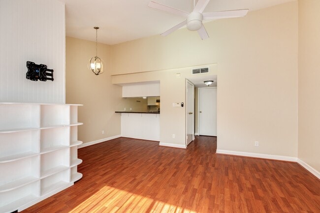 Building Photo - 7140 N Holiday Dr