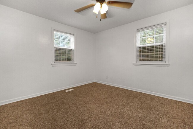 Building Photo - Well-Maintained Home with Spacious Yard and Screened Porch
