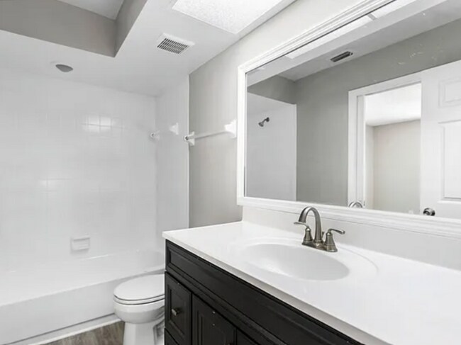 Building Photo - 2820 S Pines Dr