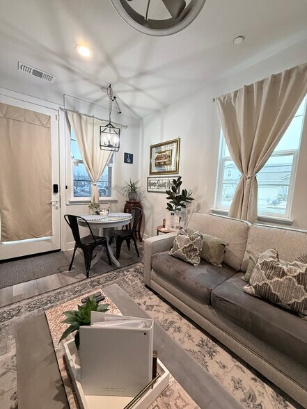 Building Photo - 731 Hydrangea Dr