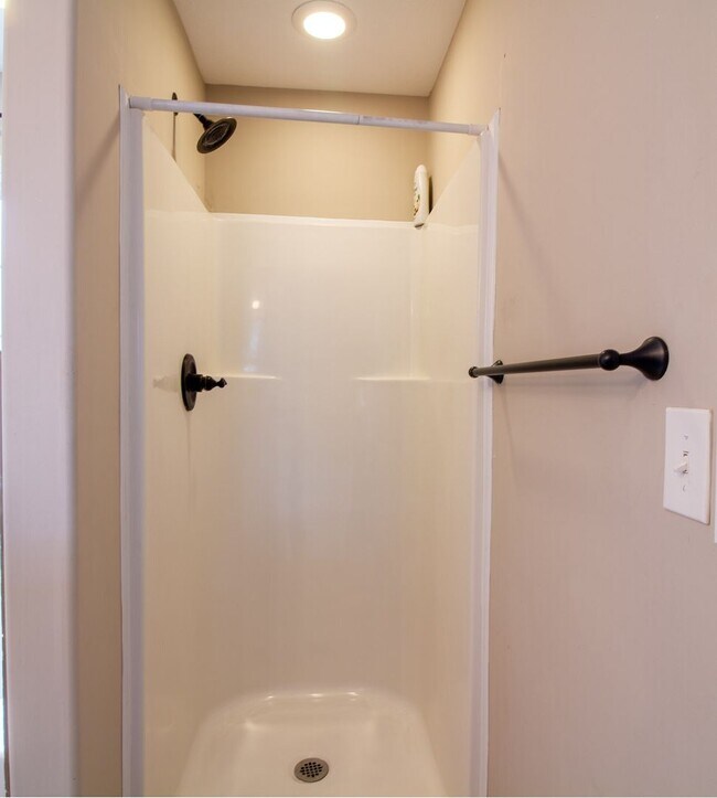 Building Photo - Fresh and Clean 3/2 with BONUS room and fenced yard.  Go.