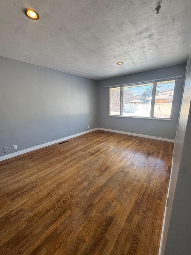 Building Photo - 513 N Ottawa Rd