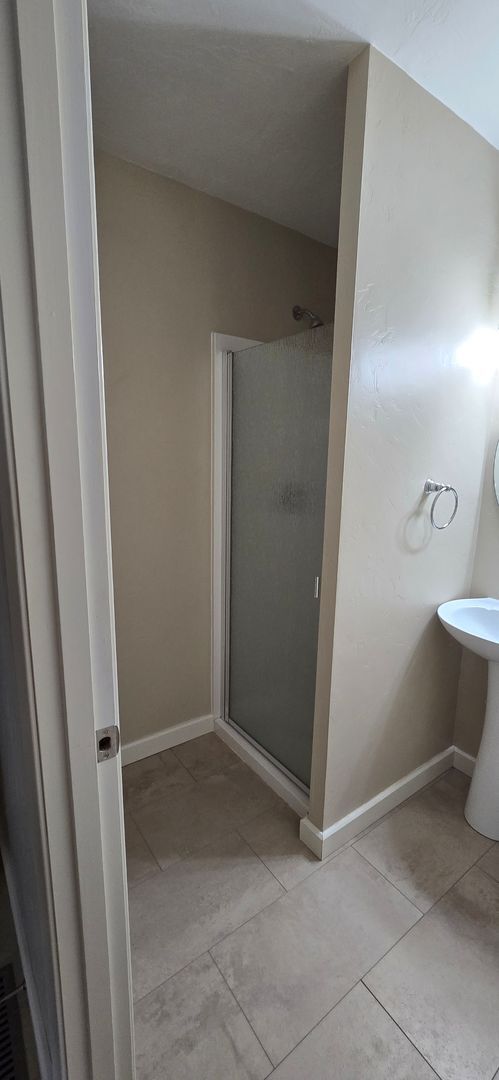 Building Photo - Well Maintained, Centrally Located 3 Bedro...