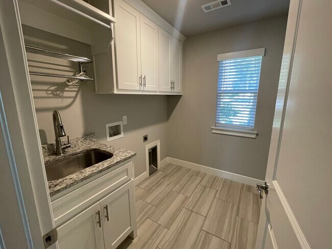 Building Photo - 219 Kinross Dr
