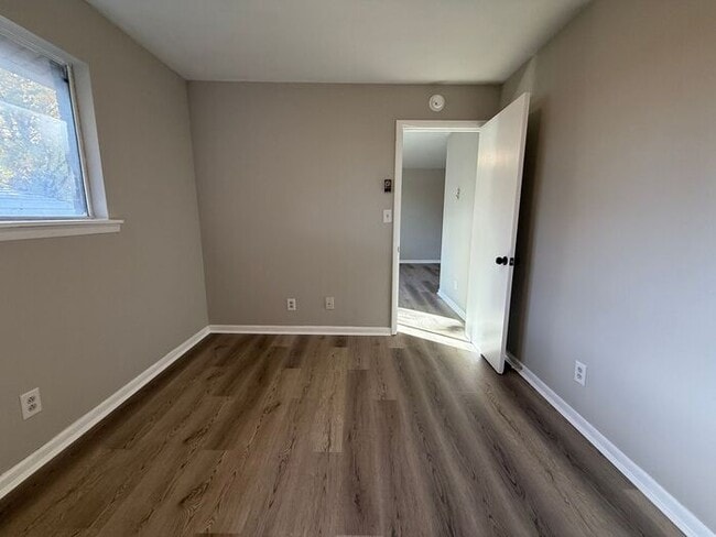 Building Photo - Renovated Duplex in Woodbine - Washer and ...
