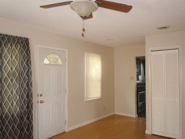 Building Photo - Two Bedroom House with Main Floor Laundry Hookups and Garage w/ Opener!