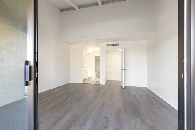 Building Photo - 1411 N Sunrise Way