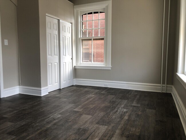 Building Photo - 609 N Plum St