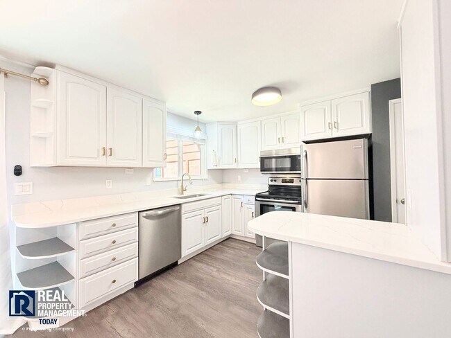 Building Photo - Freshly Updated Gig Harbor Townhome Near the Waterfront!