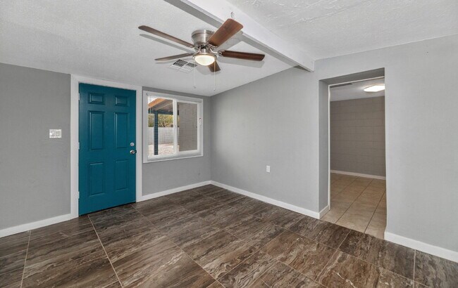 Building Photo - 2BR Unit with Private Backyard One Level