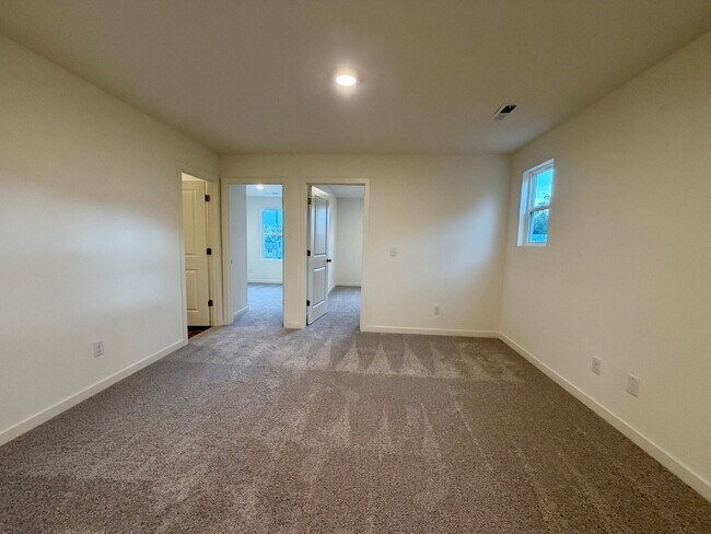 Building Photo - 844 Pine Cone Ln