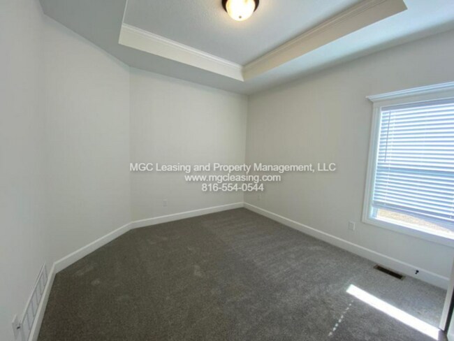 Building Photo - Location and Luxury Perfected in Parkville!