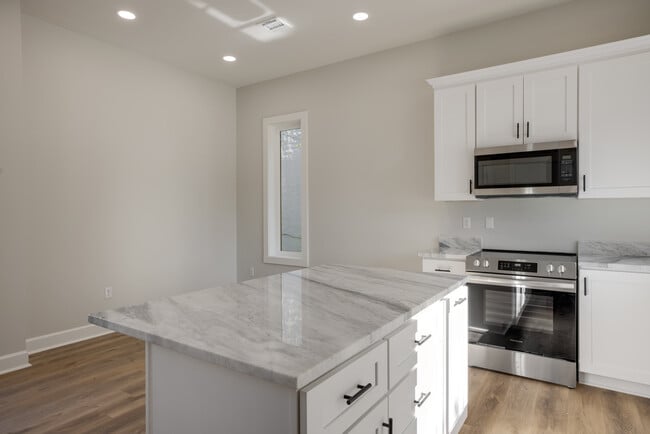 Building Photo - 306 W Taft St