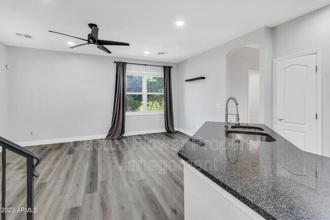 Building Photo - 5625 S 21st Pl