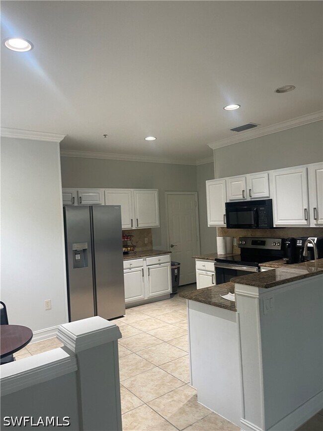 Building Photo - 884 Hampton Cir