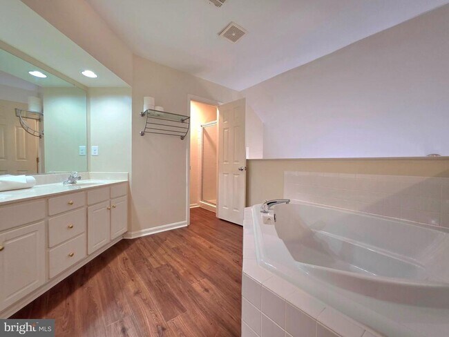 Building Photo - 3989 Hartlake St