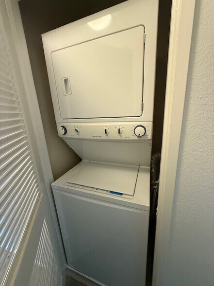 Building Photo - 27648 Susan Beth Way