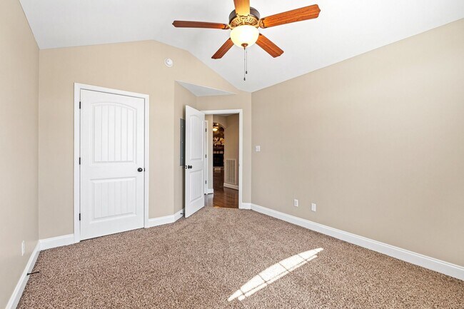 Building Photo - Lovely, Single Level, 3 Bedroom 2 Bath Home