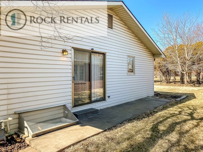 Building Photo - 2 Bed 2 Bath Duplex with Full Basement