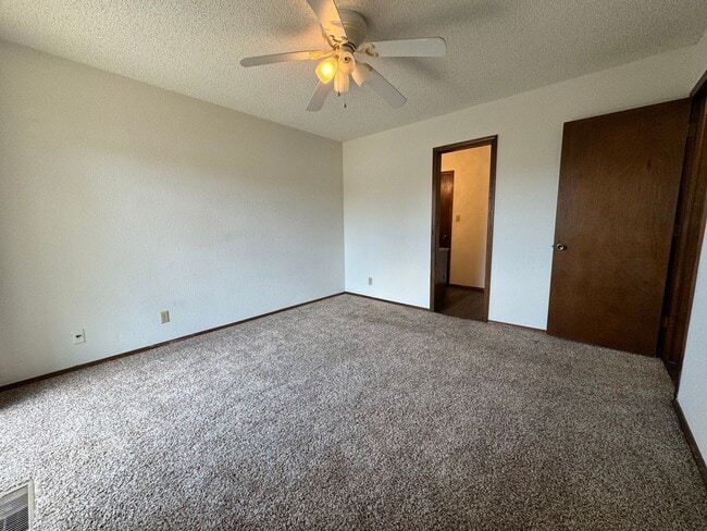 Building Photo - Gorgeous 3 bedroom 2 bathroom duplex