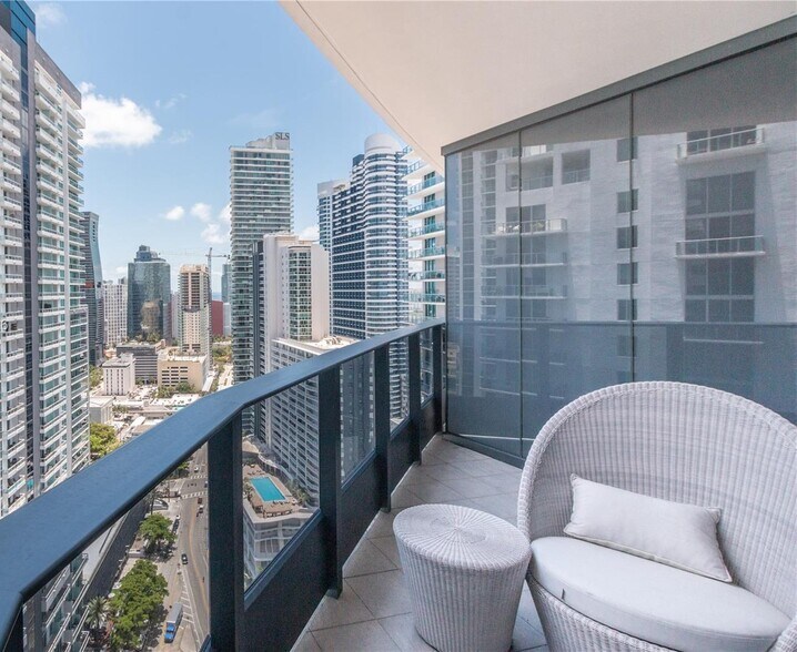 Building Photo - 1000 Brickell Plz