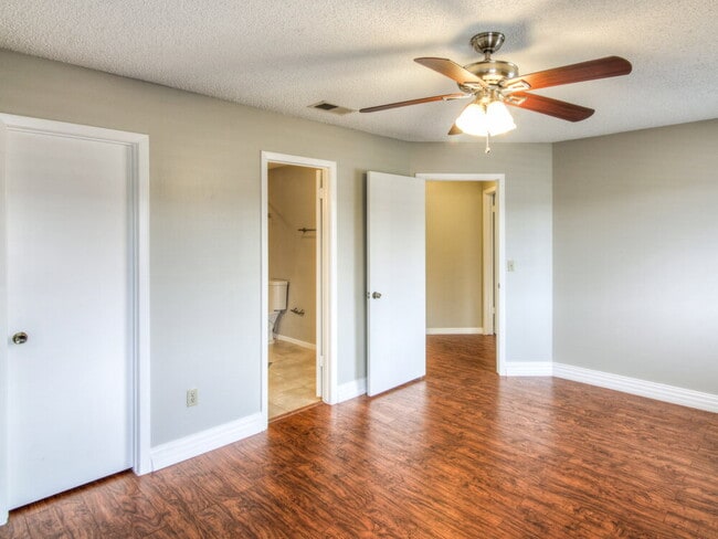 Building Photo - 439 E Springtree Way