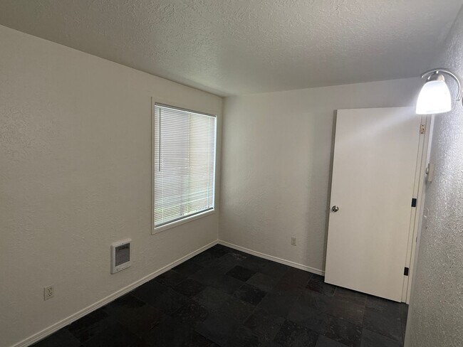 Building Photo - Cozy Condo in NE Bend!