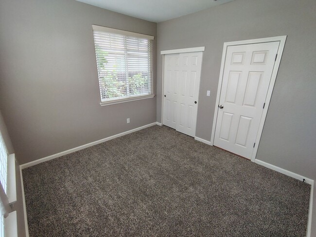 Building Photo - 880 Raccoon Valley Dr