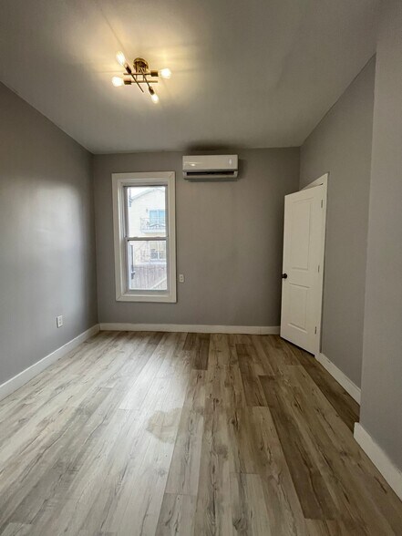 Building Photo - 86 Zabriskie St