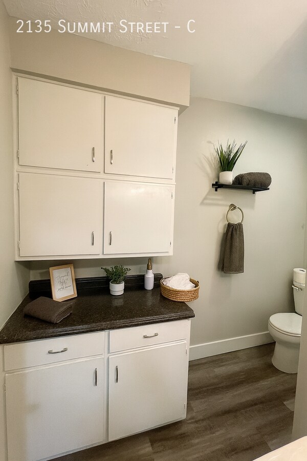 Building Photo - 2135 Summit St