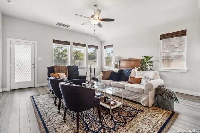 Building Photo - "Charming 3-Bedroom Home with 2 Full Baths and 1902 Sq Ft of Comfort in San Antonio!"