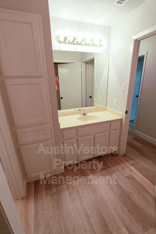 Building Photo - 6505 Columbia Oaks Ct