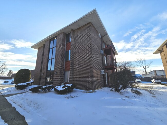 Building Photo - 15820 Terrace Dr