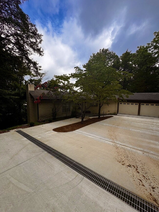 Building Photo - 15344 Dutchmans Dr