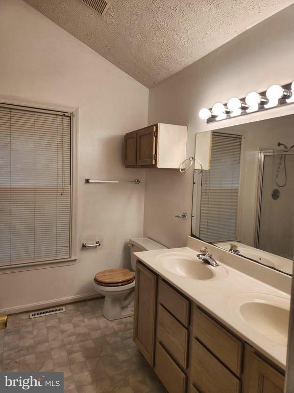 Building Photo - 22226 Valleyview Dr