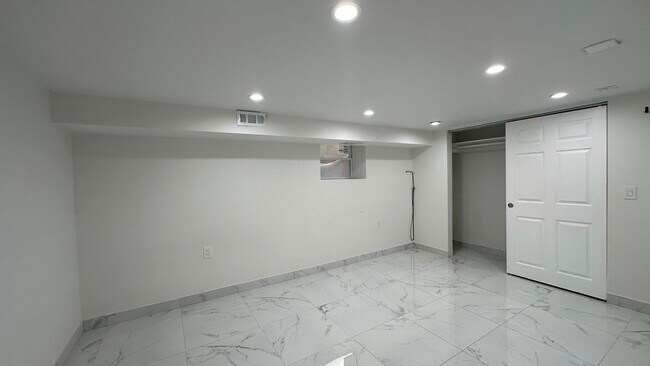 Building Photo - 6207 N Talman Ave
