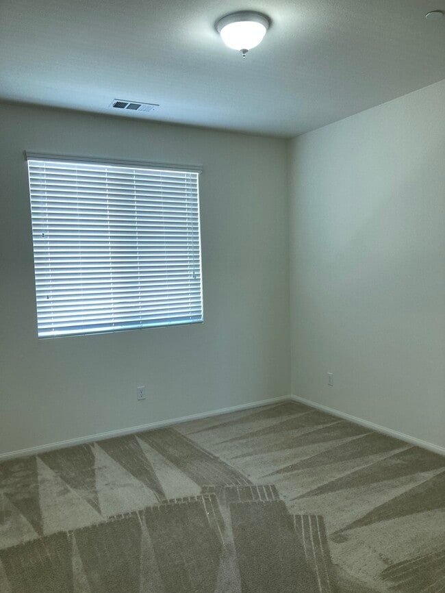 Building Photo - Newer Townhouse for lease in Eastvale.