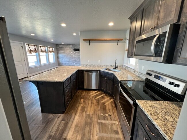 Building Photo - STUNNING 7-BEDROOM HOME IN PLEASANT GROVE