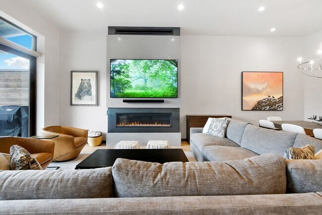 Building Photo - Luxury ski season rental is an entertainer...