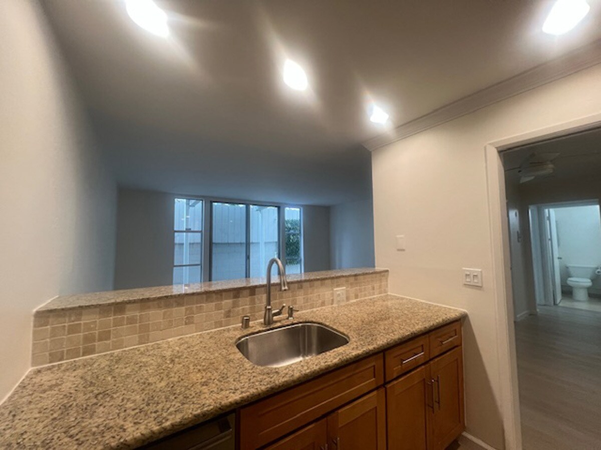 Building Photo - 811 York St