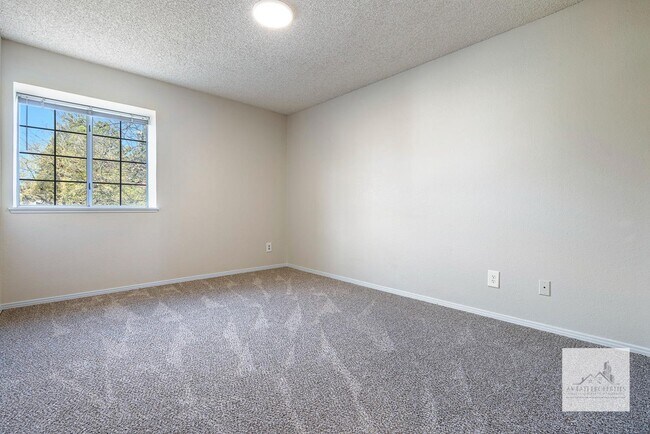 Building Photo - 805 E Buckhill Rd