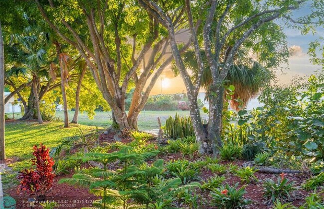 Building Photo - 612 Gardens Dr