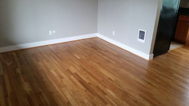 Building Photo - Upper corner unit 1 bed on Belmont, granite, hardwoods, off street parking!