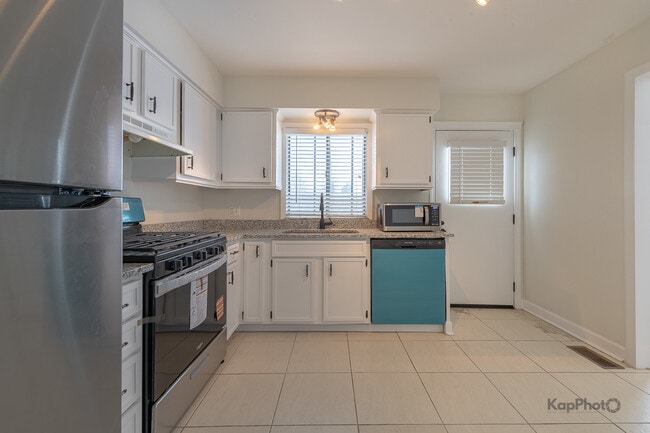 Building Photo - 102 N Waterford Dr