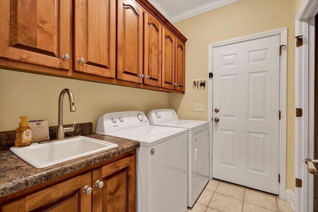 Building Photo - 1865 Weston Pl NW