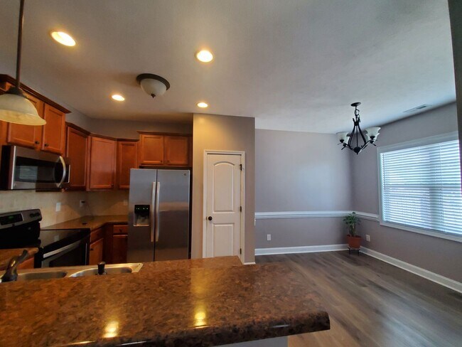 Building Photo - 2244 Lakedale Dr