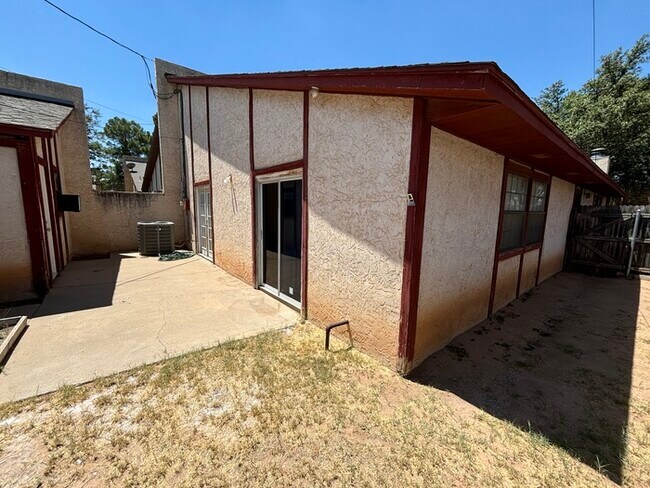 Building Photo - 2 bed 2 bath townhome