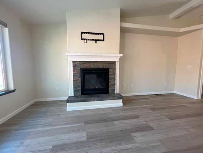 Building Photo - Three Bedroom on the Golf Course in Fer...